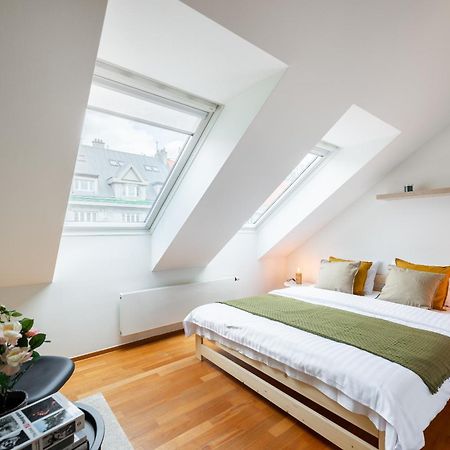 Apartment With Balcony And Parking Near The Prague Museum Exterior photo
