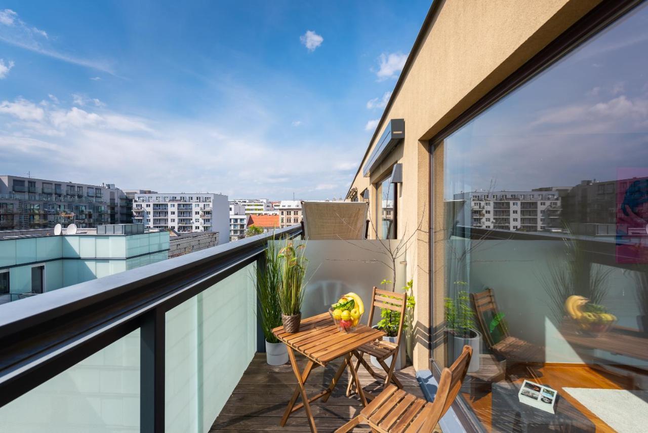 Apartment With Balcony And Parking Near The Prague Museum Exterior photo
