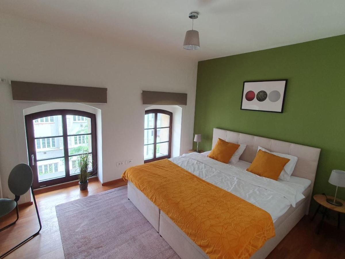 Apartment With Balcony And Parking Near The Prague Museum Exterior photo